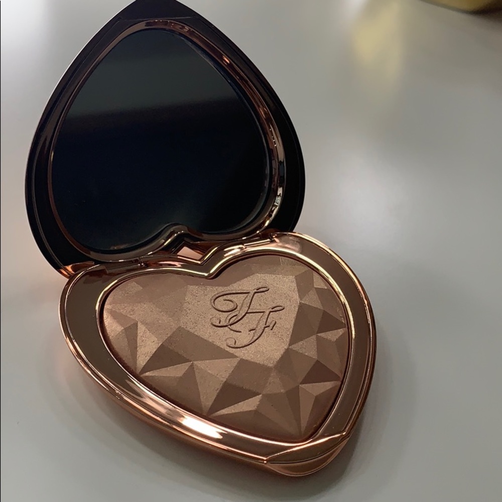 Too faced prismatic highlighter